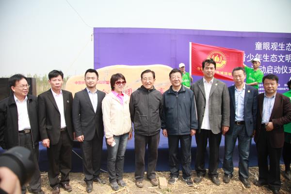 5 中國(guó)林業(yè)產(chǎn)業(yè)誠(chéng)信聯(lián)盟主席團(tuán)成員合影留念.jpg
