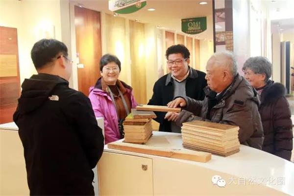 國務(wù)院參事團(tuán)劉燕華一行蒞臨大自然家居參觀指導(dǎo).jpg