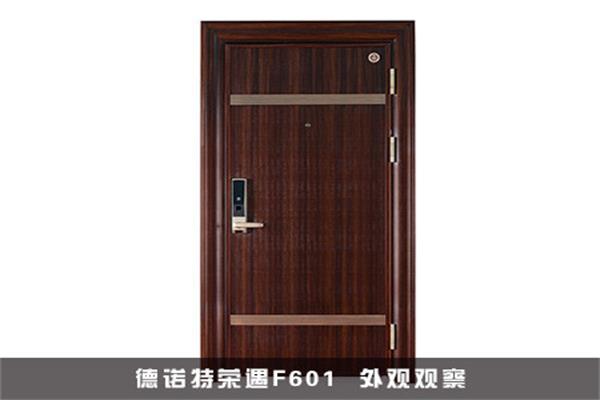 一扇門不僅將一個家與外界分隔開來，門的風格樣式同樣影響著居室的和諧美觀。伴隨著家居行業內五花八門的產品日益顯現，或許更多消費者會愈來愈傾向于購買簡約的產品。來自德諾特的榮遇F601安全門，便是簡約的最好代名詞。殊不知在這樣一款簡約的安全門之中，又能貼上“高科技”的標簽，下面跟隨小編來一探究竟。 【產品品牌】德諾特高端安全門 【產品名稱】德諾特榮遇F601 評測地點】浙江省金華市武義縣桐琴鎮五金大道1號 萬嘉集團新浪家居產品評測中心：服務消費者，關注消費者選購、裝修環節的所需，提供最客觀、最實用、最具價值的參考信息，從而指導消費者有效甄別產品，便捷消費，提升辨別產品能力；搭建起廠商與用戶的橋梁，降低消費者與廠商之間的信息不對稱；最終宣揚環保、節能、低碳等健康新理念的消費趨勢。 一、德諾特榮遇F601  外觀觀察 德諾特榮遇F601安全門在外觀上面，這款安全門沒有過多的修飾，反而這樣的設計更能突出簡約大方的特質。紅木色選取，在簡約、隨性中不失奢華的感覺。該款門的風格簡約、隨性、親和，外觀端莊大氣，將自然與美感展現的極具到位。 而巧妙之處就在于采用的拼接飾面，應用的是現今時尚元素的搭配技巧。淺色和深色相結合的不規則豎條紋，搭配上立體的豎條紋理，在柔和的光線下，仿佛折射出一道道迷人性感的光束。 二、德諾特榮遇F601  門板評測 德諾特榮遇F601室外門板采用的鍍鋅鋼板的材質，這樣既保證了進戶門的安全性，又大大提高了門的檔次。門板采用專用的涂裝工藝，真空噴涂，使表面的漆面豐滿細膩，紋理愈顯逼真立體。這樣的工藝并且能有效抵抗紫外線，為安全門罩上防曬的保護傘的同時，又起到防止門板顏色褪色的功能，從而延長安全門的壽命時間。 采用中式門框結構，1.0mm鋼芯鋼板，門厚度85mm，2.0mm鍍鋅鋼板，外寬邊。門扇內外包邊四角45度角，內置螺絲固定，著重細節，美觀大方。獨特門框內線條設計，內視美觀，框扇同色。五層加強防撬四面的外置包邊，為您的居家生活帶來更多精益求精的享受。 三、德諾特榮遇F601  五金評測 德諾特榮遇F601采用WJ-D01指紋密碼鎖，密碼界面清晰明了，規避傳統機械鎖具的安全漏洞，采用雙重防盜設計原理，融合智能指紋防盜，搭建相互獨立又互為一體的雙重防護系統。有效提取指紋細節特征，提高指紋防盜性能。采用的專利靜音自動鎖，讓開關和鎖門毫無壓力。除此之外，小編還發現這款鎖開啟起來十分靈活自如，無需大力，手指稍稍一轉就能開啟該鎖，能照顧到老人和小孩開鎖的不便，貼心呵護您的家人。 德諾特榮遇F601安全門采用獨特構造的三維可調鉸鏈，是萬嘉的專利產品。小編在推門的過程中，感受到整個推門的過程非常輕松，只要輕輕一推，便能將整扇門推到底。這款鉸鏈內配軸承，高承重設計，永不下垂的工藝，讓一個小小的鉸鏈可承受200公斤的力，開啟非常靈活輕便。  萬嘉專利的中控插梢，結構非常簡約，一按一拔的方法非常方便人們更好的操控，還有防止晃動的有效功能，十分人性化的設計。 另外，這款防盜門還配備獨特防爆栓裝置，采用不銹鋼材質。當老人、小孩獨自一人在家，給陌生人開門時，可用防爆栓扣住門板，打開一道門縫，防止可疑人非法闖入。這樣一來又給家中增加了一道預警線，設立了可靠的安全保障。 四、德諾特榮遇F601  密封條評測 德諾特榮遇F601安全門密封條與門板之前緊實貼合，隔音和保溫效果出色，可以減少熱能損耗；密封條與油漆、清潔劑不宜發生反應，耐磨損、抗老化、抗紫外線和水侵蝕性能強。 評測總結：德諾特榮遇F601安全門極具中國古代建筑美學特征，似是渾然天成，卻是巧奪天工之作。拼接的設計具有別樣的家居之美，同樣的風格，不一樣的演繹。適用于搭配各種不同的裝修風格，讓您領略生活中的純凈、安寧之美。指紋密碼鎖的智能運用，集便捷與安全為一體的功能型安全門，是保障您居家安樂的極佳選擇。