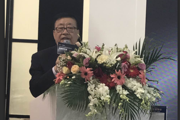 中國(guó)木材與木制品流通協(xié)會(huì)木門(mén)專(zhuān)業(yè)委員會(huì)會(huì)長(zhǎng)張國(guó)林先生上臺(tái)致辭