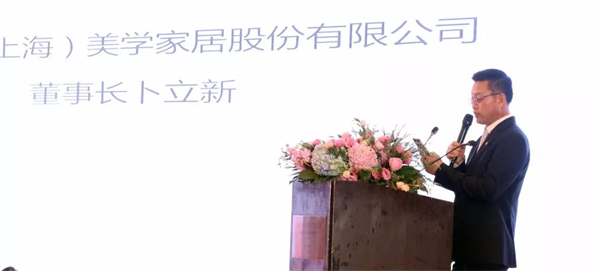 在消費(fèi)升級的大背景下，在美學(xué)消費(fèi)意識(shí)覺醒的大趨勢下，地板行業(yè)有這樣一位先行者——書香門地，以時(shí)尚的設(shè)計(jì)和理念引領(lǐng)市場，在產(chǎn)品定位上，始終走高端價(jià)值鏈的方式，倡導(dǎo)“美能增值”的核心消費(fèi)理念，開創(chuàng)“美學(xué)”地板先河，順應(yīng)了消費(fèi)需求發(fā)展的趨勢，彌補(bǔ)了國內(nèi)高端市場的空白。2018年書香門地“聚勢·創(chuàng)變·領(lǐng)航”的新征程已經(jīng)開啟！