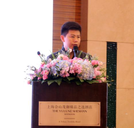 在消費(fèi)升級的大背景下，在美學(xué)消費(fèi)意識(shí)覺醒的大趨勢下，地板行業(yè)有這樣一位先行者——書香門地，以時(shí)尚的設(shè)計(jì)和理念引領(lǐng)市場，在產(chǎn)品定位上，始終走高端價(jià)值鏈的方式，倡導(dǎo)“美能增值”的核心消費(fèi)理念，開創(chuàng)“美學(xué)”地板先河，順應(yīng)了消費(fèi)需求發(fā)展的趨勢，彌補(bǔ)了國內(nèi)高端市場的空白。2018年書香門地“聚勢·創(chuàng)變·領(lǐng)航”的新征程已經(jīng)開啟！