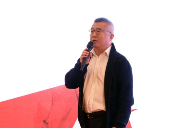 在消費(fèi)升級的大背景下，在美學(xué)消費(fèi)意識(shí)覺醒的大趨勢下，地板行業(yè)有這樣一位先行者——書香門地，以時(shí)尚的設(shè)計(jì)和理念引領(lǐng)市場，在產(chǎn)品定位上，始終走高端價(jià)值鏈的方式，倡導(dǎo)“美能增值”的核心消費(fèi)理念，開創(chuàng)“美學(xué)”地板先河，順應(yīng)了消費(fèi)需求發(fā)展的趨勢，彌補(bǔ)了國內(nèi)高端市場的空白。2018年書香門地“聚勢·創(chuàng)變·領(lǐng)航”的新征程已經(jīng)開啟！