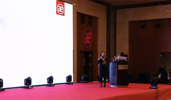 在消費(fèi)升級的大背景下，在美學(xué)消費(fèi)意識(shí)覺醒的大趨勢下，地板行業(yè)有這樣一位先行者——書香門地，以時(shí)尚的設(shè)計(jì)和理念引領(lǐng)市場，在產(chǎn)品定位上，始終走高端價(jià)值鏈的方式，倡導(dǎo)“美能增值”的核心消費(fèi)理念，開創(chuàng)“美學(xué)”地板先河，順應(yīng)了消費(fèi)需求發(fā)展的趨勢，彌補(bǔ)了國內(nèi)高端市場的空白。2018年書香門地“聚勢·創(chuàng)變·領(lǐng)航”的新征程已經(jīng)開啟！
