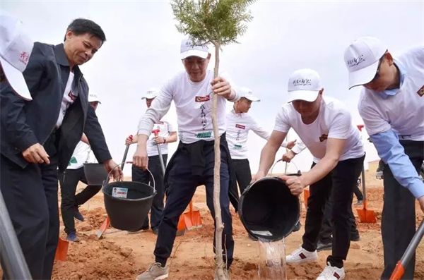 大自然家居榮獲“民族品牌，中國(guó)力量”稱號(hào)