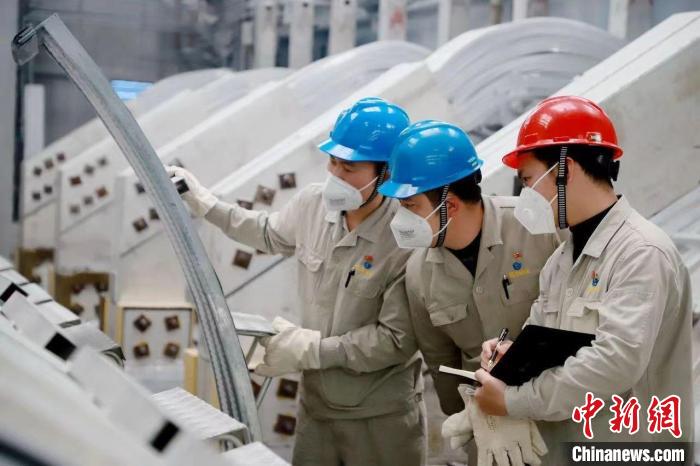 圖為來(lái)賓市一家鋁企業(yè)里工人忙碌工作。 來(lái)賓市工業(yè)園區(qū)供圖 圖為來(lái)賓市一家鋁企業(yè)里工人忙碌工作。 來(lái)賓市工業(yè)園區(qū)供圖