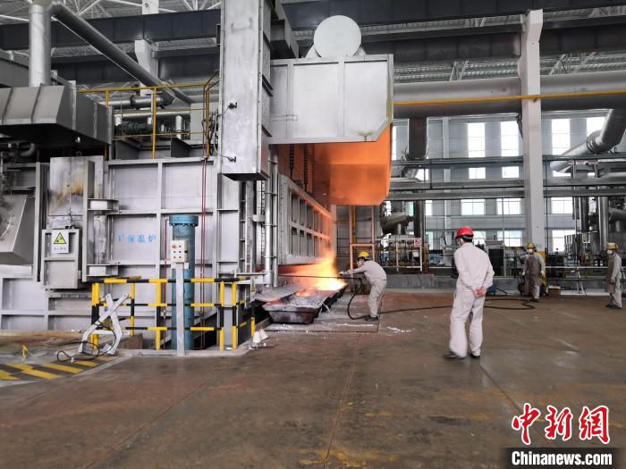 圖為來(lái)賓市一家鋁企業(yè)里工人忙碌工作。　來(lái)賓市工業(yè)園區(qū)供圖