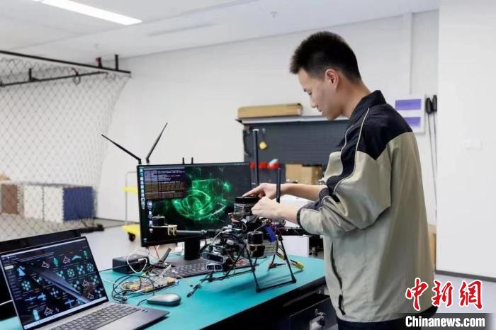 技能人才正調試多型號機器人系統。　浙江省人力社保廳供圖