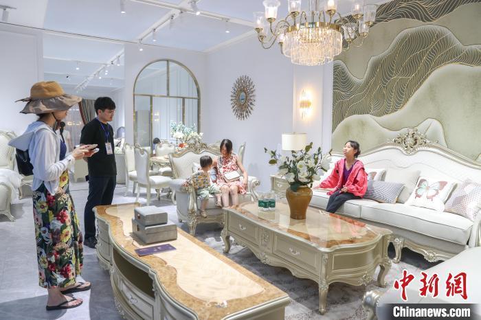 圖為中國(贛州)第十屆家具產業博覽會展館內，一些觀眾在體驗家具產品。(資料圖) 劉力鑫 攝